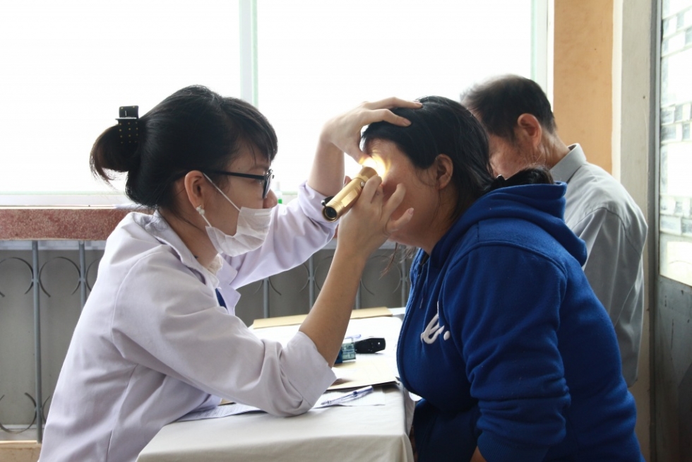 Khám mắt định kì để biết tình trạng bệnh